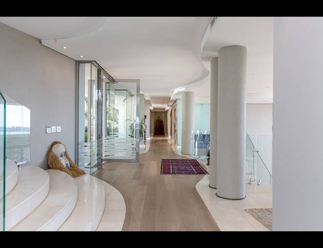 7 BEDROOM FREESTANDING TO LET IN CONSTANTIA